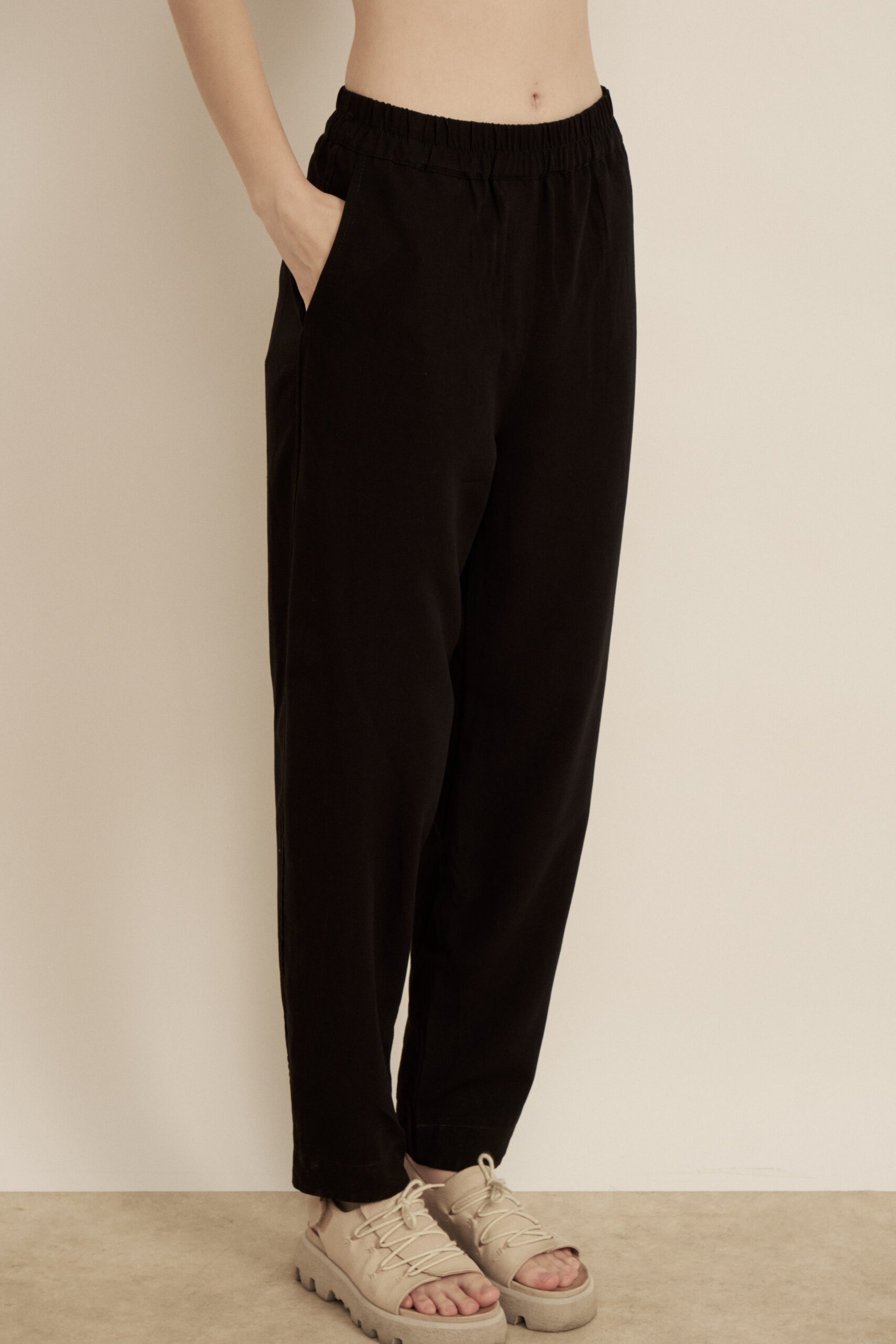 Black Yukon Pants Made of blended linen in black color - Rina Zin